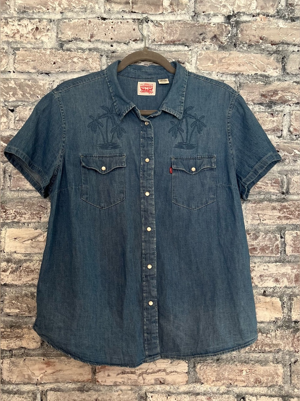 Vintage Levi's Blue Short-Sleeve Denim Button-Down Pearl Snaps Palm Embroidery
